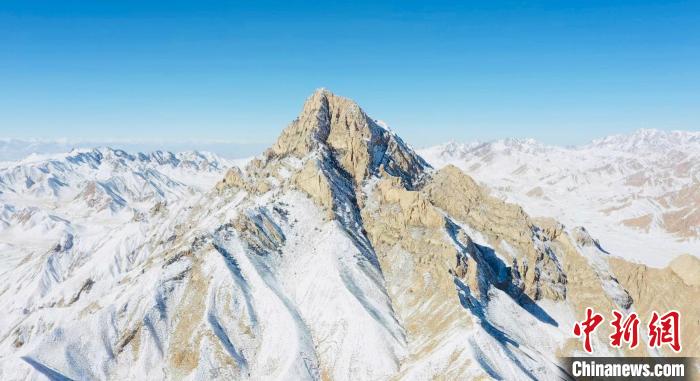 圖為山川被白雪覆蓋。　都蘭縣融媒體中心供圖