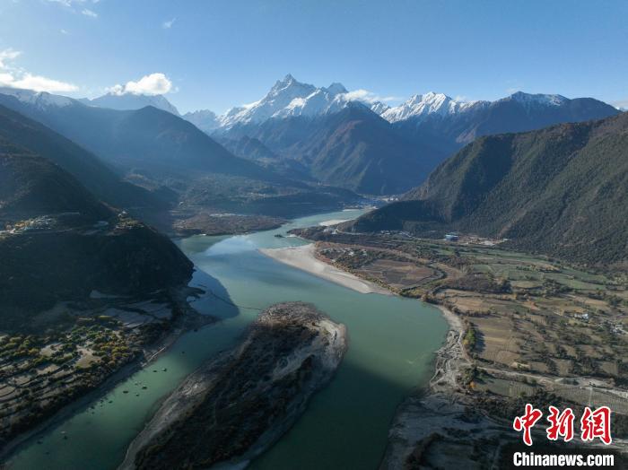 西藏林芝雅魯藏布大峽谷的雪山風(fēng)光?！《拘?攝
