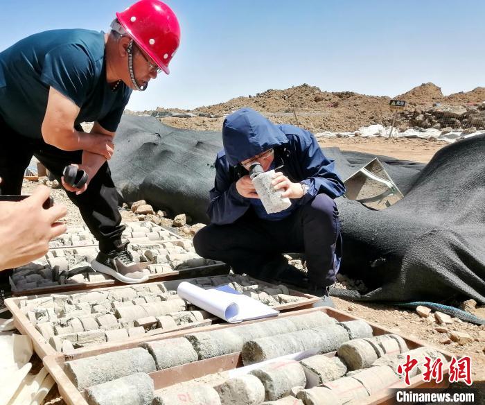 圖為地質(zhì)專家觀察含鹽地層。(資料圖) 柴綜院 供圖