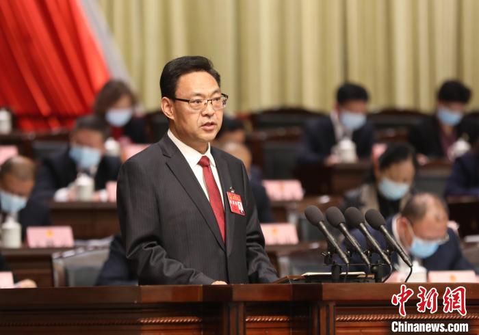 圖為青海省西寧市人民政府代市長石建平作政府工作報(bào)告。　祁增蓓 攝
