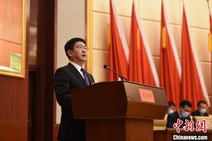 圖為青海省果洛州人民政府州長葉萬彬作政府工作報(bào)告?！　《嘟馨盒?攝
