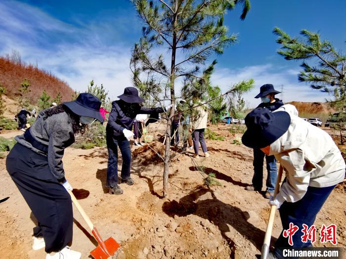 圖為西寧市城東區(qū)干部職工參加義務植樹。　張?zhí)砀?攝