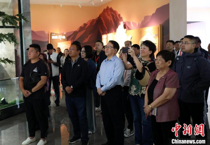 圖為臺商參訪祁連山國家公園生態(tài)科普館?！⊙Φ?攝