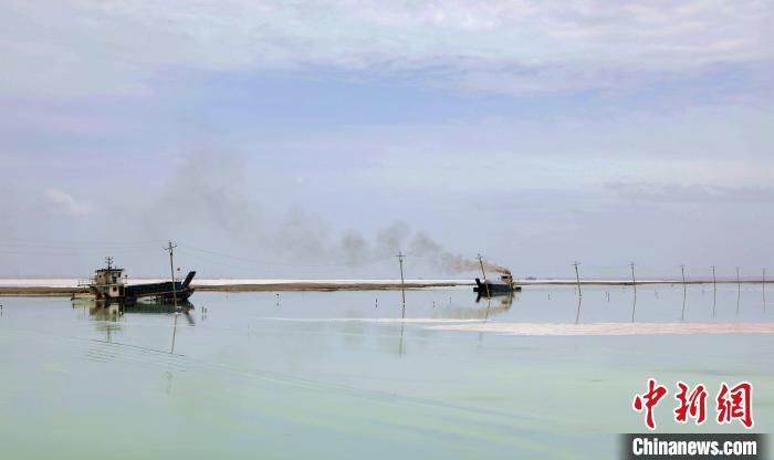 “天空之鏡”青海茶卡鹽湖：迎黃金旅游季，獨(dú)特景色引客來