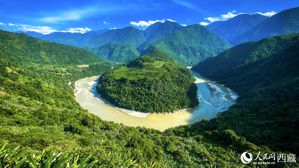 風(fēng)景秀麗、植被繁茂的西藏林芝市墨脫縣果果塘大拐彎。人民網(wǎng)記者 次仁羅布攝