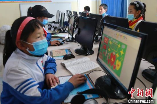 圖為鄉(xiāng)村學(xué)校少年宮的孩子們正在上電腦課?！〔抛尡尽z