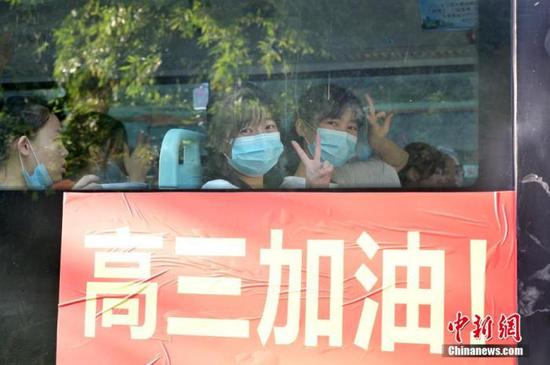 資料圖：2020年7月，廣西南寧沛鴻民族中學(xué)內(nèi)，高三學(xué)生乘坐高考專車前往考點。 中新社記者 俞靖 攝