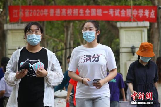 資料圖：2020年7月6日，江蘇南京一處考點(diǎn)，高考考生看完考場(chǎng)后走出考點(diǎn)。 中新社記者 泱波 攝
