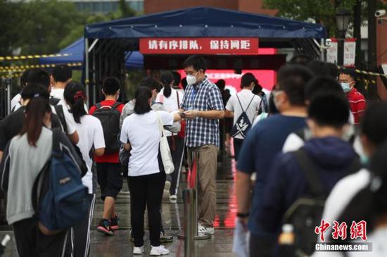 資料圖：2020年7月，上?？忌饺敫呖伎紙?chǎng)。張亨偉 攝