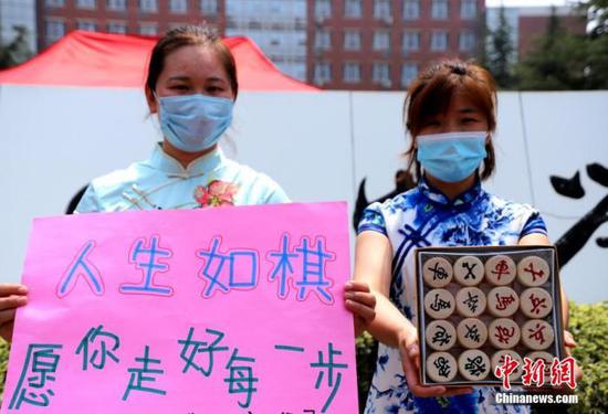 資料圖：2020年7月河南鄭州一高考考點(diǎn)，考生家長(zhǎng)送考 中新社記者 王中舉 攝