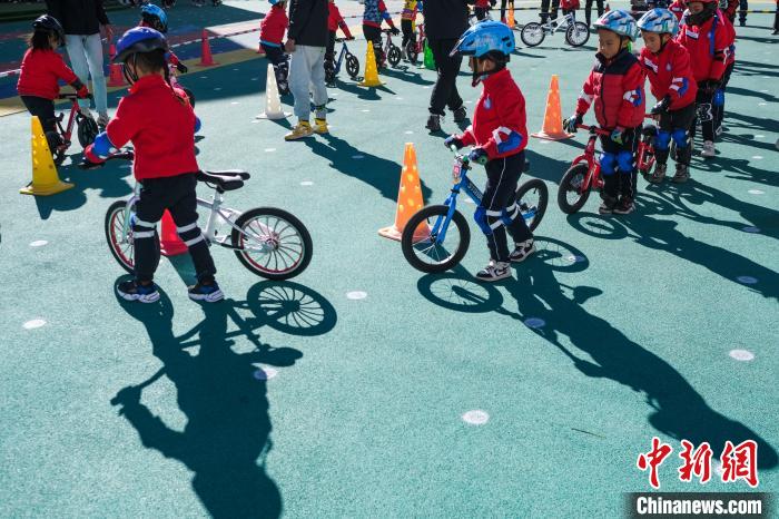 圖為拉薩市實(shí)驗(yàn)幼兒園孩子們正在練習(xí)滑步車?！『闻罾?攝
