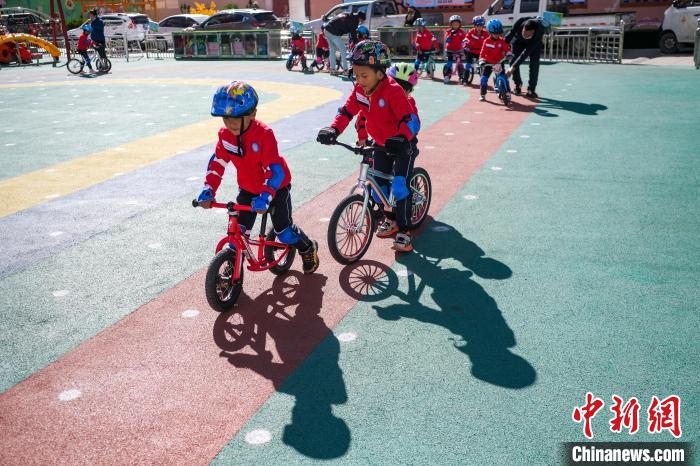 圖為拉薩市實(shí)驗(yàn)幼兒園孩子們正在練習(xí)滑步車?！『闻罾?攝