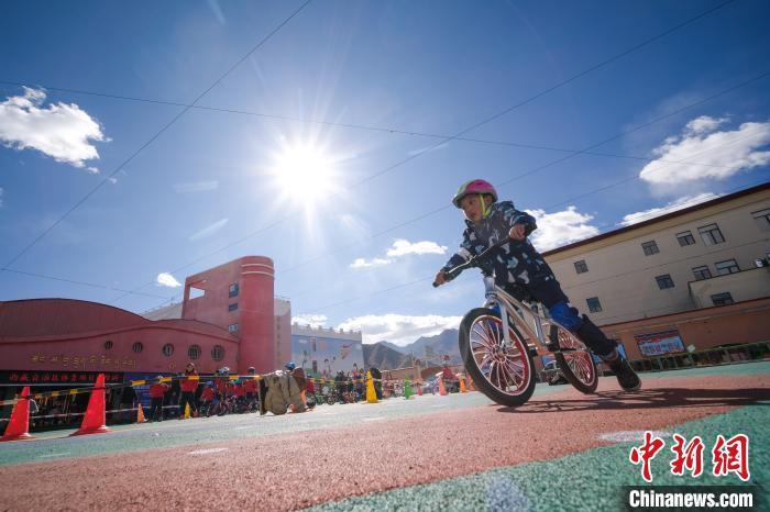 圖為拉薩市實(shí)驗(yàn)幼兒園孩子們正在練習(xí)滑步車。　何蓬磊 攝