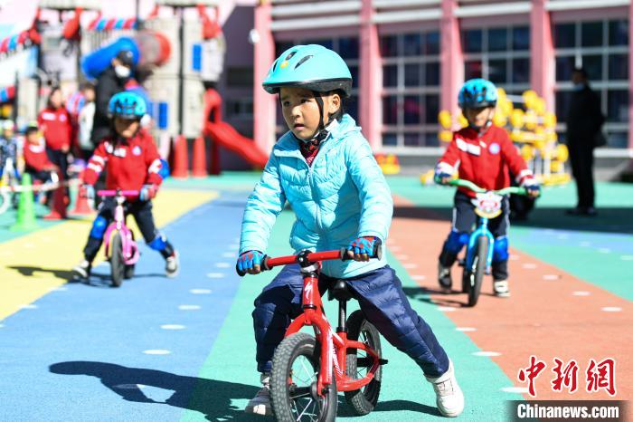 圖為拉薩市實(shí)驗(yàn)幼兒園孩子們正在練習(xí)滑步車?！『闻罾?攝