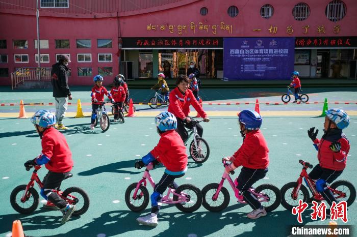 圖為拉薩市實(shí)驗(yàn)幼兒園孩子們正在練習(xí)滑步車。　何蓬磊 攝