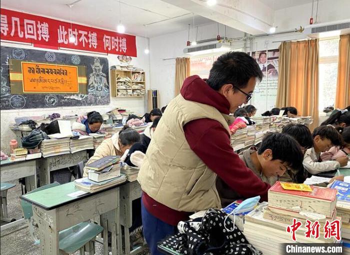學(xué)生在免費(fèi)輔導(dǎo)班上課?！∧岈敵?攝