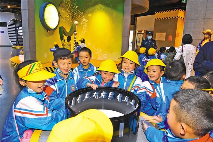 圖為10月29日，一年級的同學們在科技館參觀體驗。李洲 攝.jpg
