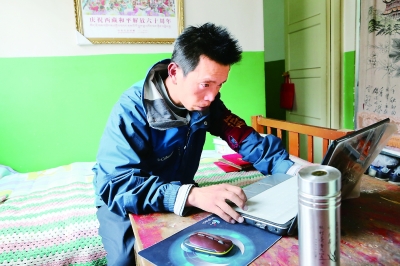 宋玉剛老師認真地在電腦上查資料。西藏商報記者 盧明文攝影.jpg