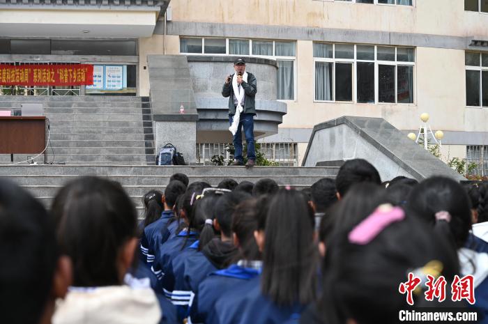 圖為西藏大學(xué)教授寧長(zhǎng)春為中學(xué)生授課?！≮w朗 攝