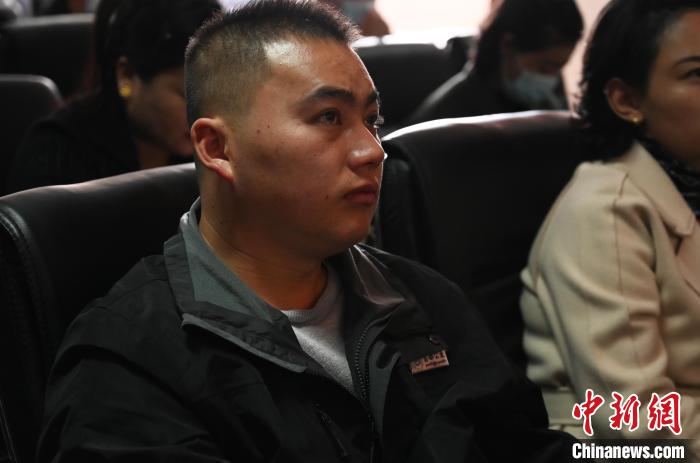 圖為企業(yè)工作人員參加講座。　趙朗 攝