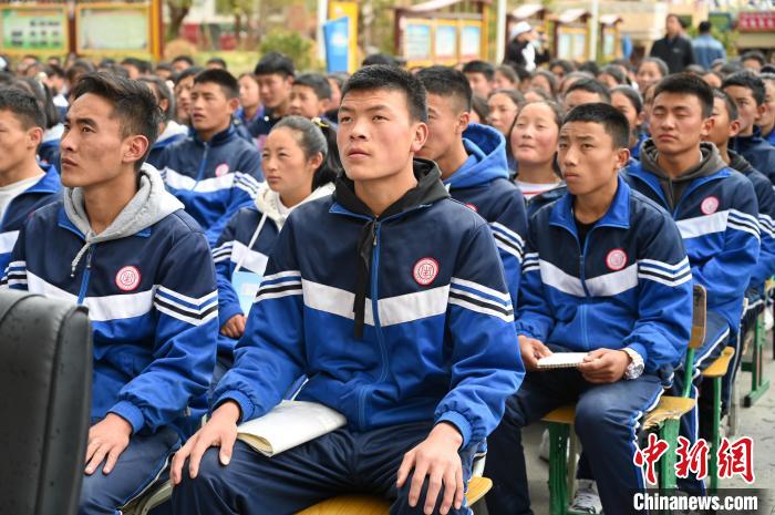 圖為昌都市第五高級(jí)中學(xué)學(xué)生參加授課?！≮w朗 攝