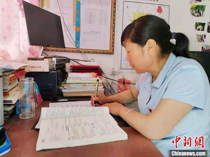 甘肅環(huán)縣“全能老師”堅守“麻雀學?！保簩W生在，我就在