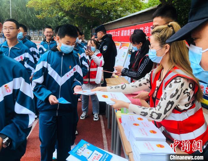 圖為西寧市法制宣傳進(jìn)校園。　西寧市城西區(qū)供圖