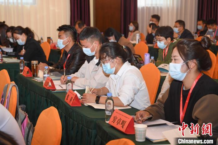 圖為第十五期全國預防青少年違法犯罪工作理論與務實高級研修班學員正在上課?！∝暩聛硭?攝