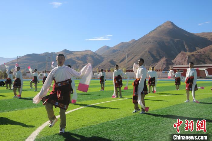 圖為青海師范大學(xué)附屬玉樹實(shí)驗(yàn)學(xué)校學(xué)生在綠茵場(chǎng)跳起囊謙古舞—卓根瑪?！〕逃?攝