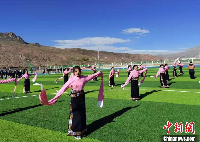 圖為青海師范大學(xué)附屬玉樹實驗學(xué)校學(xué)生在綠茵場跳起囊謙古舞—卓根瑪?！“讋?攝