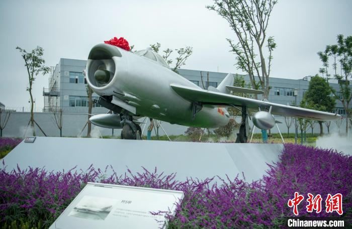 園林式戰(zhàn)斗機(jī)博物館內(nèi)展示的“殲5甲”飛機(jī)?！⒅铱?攝