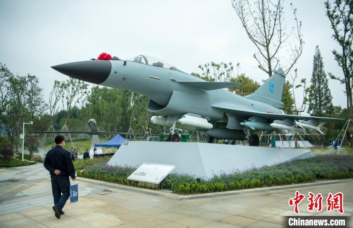園林式戰(zhàn)斗機(jī)博物館內(nèi)展示的“殲10C”飛機(jī)?！⒅铱?攝