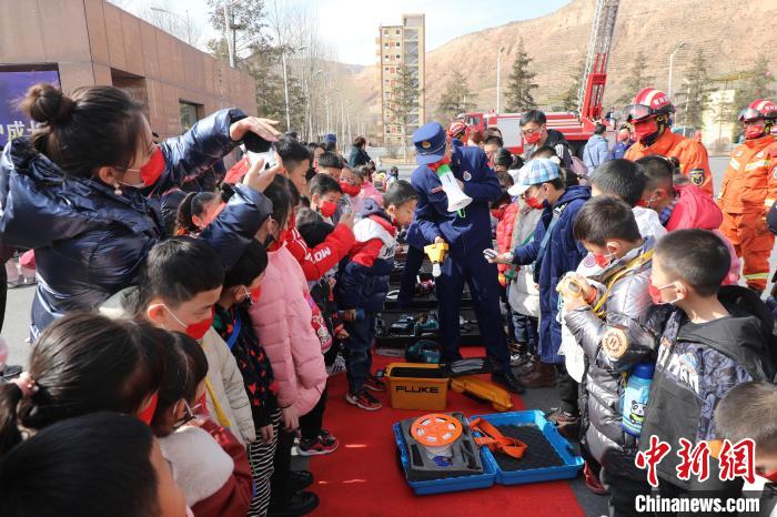 圖為小朋友們聽消防員講解消防器材?！铨埥?攝
