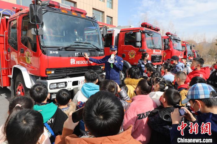 圖為消防員向小朋友們講解消防車?！铨埥?攝