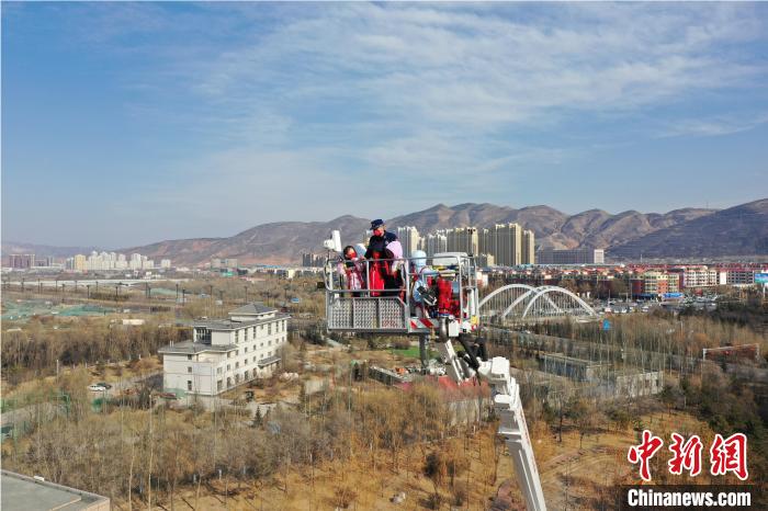 圖為小朋友在消防員的陪同下，體驗(yàn)78米登高平臺(tái)消防車?！铨埥?攝