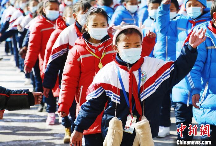 圖為學(xué)生跳起歡快的藏族舞蹈迎接新學(xué)期?！●R銘言 攝