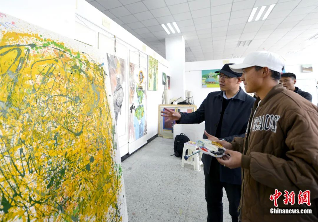 劉洋在課堂上指導(dǎo)學(xué)生繪畫技巧。<a target='_blank' href='/'><p  align=