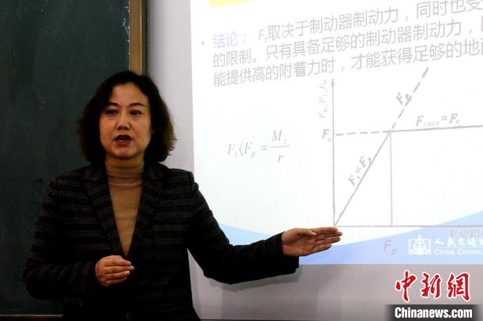 圖為李富香給學(xué)生上理論課。(資料圖) 青海省教育廳供圖
