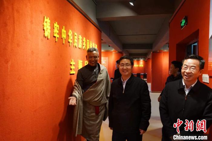 資料圖為參觀鑄牢中華民族共同體意識(shí)主題展?！『F龍 攝