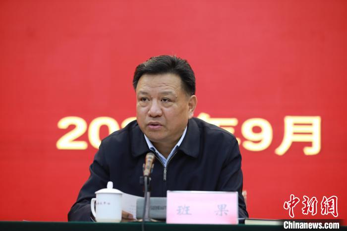 圖為青海省委常委、統(tǒng)戰(zhàn)部部長班果出席會議并講話?！『F龍 攝