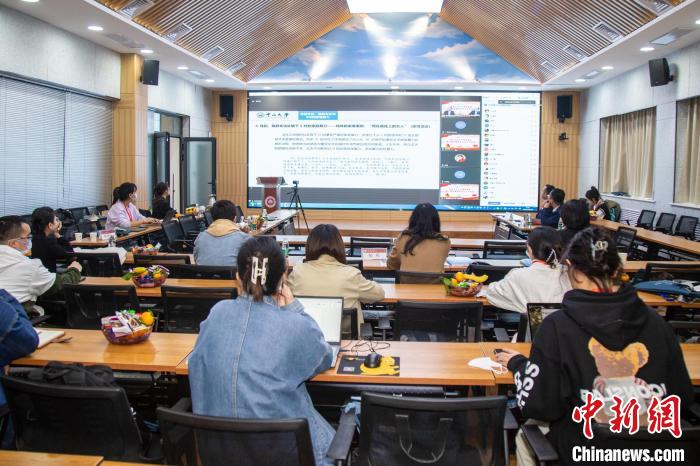 圖為論壇會(huì)議現(xiàn)場(chǎng)?！⊥瑬|放 攝