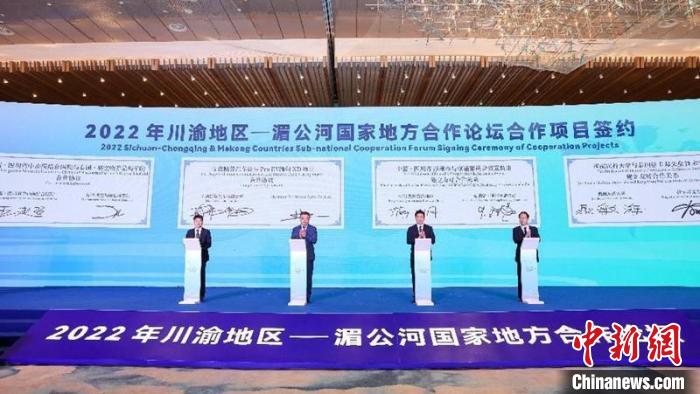 多個項目集中簽約。王宇 攝