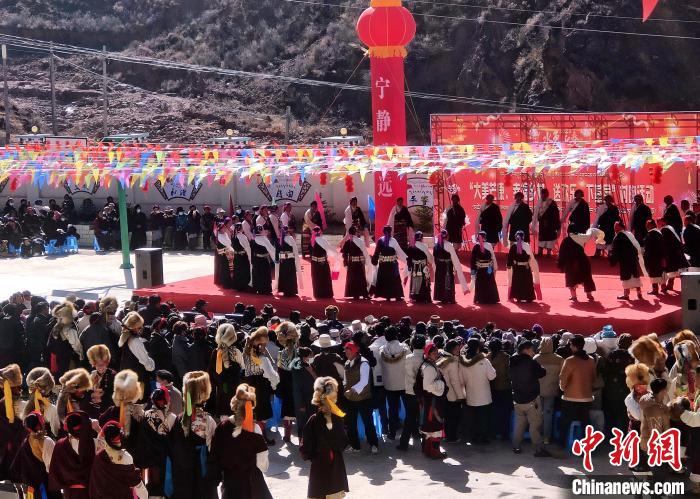 文藝活動(dòng)全景。　芒康縣委宣傳部供圖