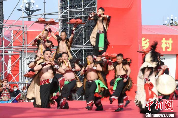 圖為少數(shù)民族舞蹈展演?！×赫赵?攝