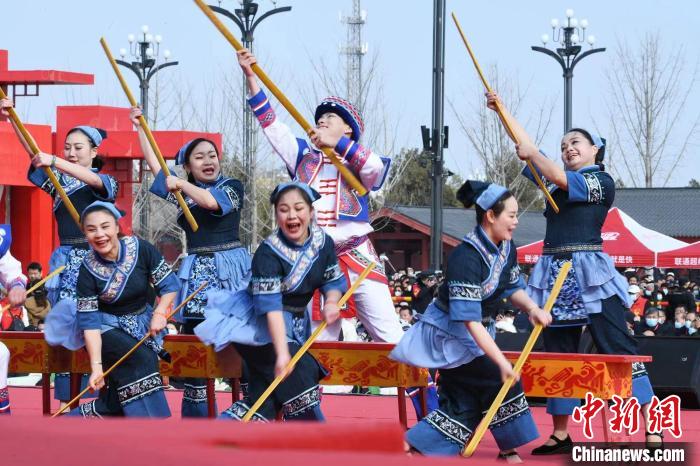 圖為廣西壯族打扁擔展演?！×赫赵?攝