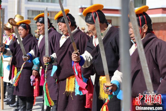 圖為藝人們手持藏刀表演加麻百·甲江?！愔闈扇?攝