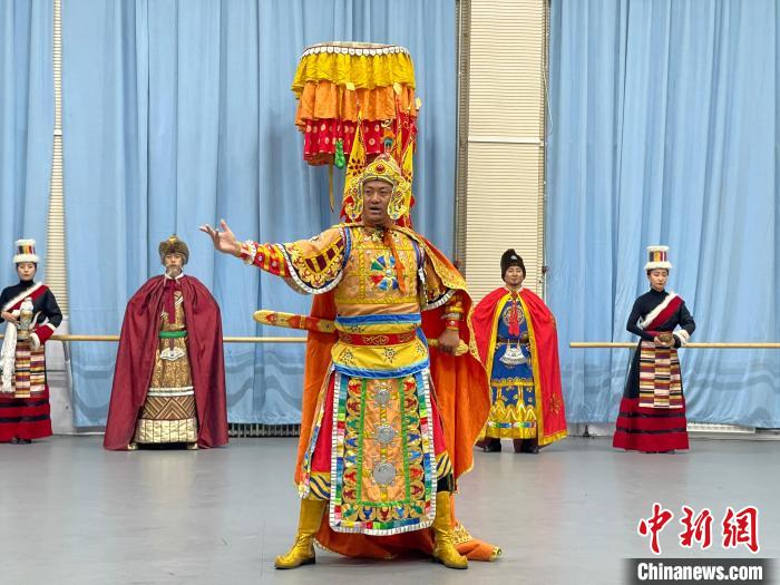 圖為格薩爾劇展演?！∠锴凡抛?供圖