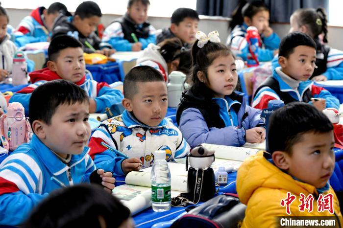 3月14日，西藏拉薩市第一小學一年級六班學生正在上藏語文課?！±盍?攝