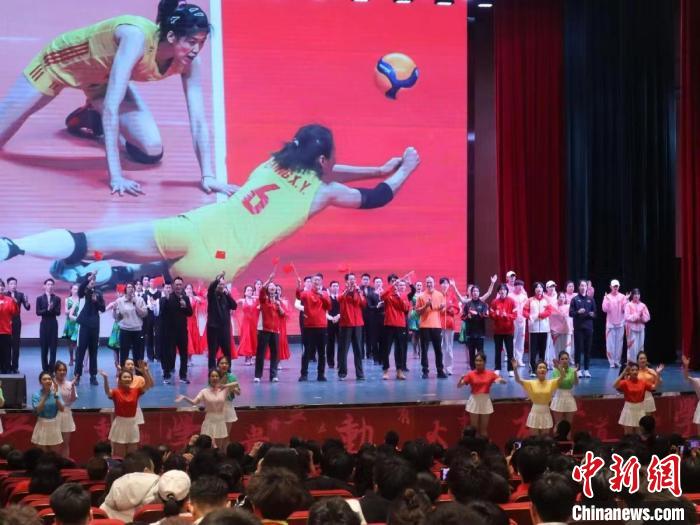2023年全國(guó)青少年女排集訓(xùn)閉幕式現(xiàn)場(chǎng)?！√旖蝮w育學(xué)院供圖