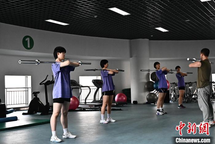 圖為全國(guó)青少年女排在天津進(jìn)行集訓(xùn)?！√旖蝮w育學(xué)院供圖